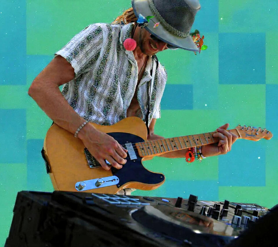 JöNZiN playing guitar